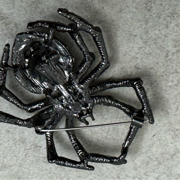 Rhinestone spider pin, brooch, spooky Halloween cool - Picture 7 of 8